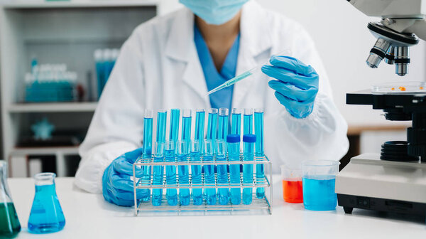 Современная медицинская лаборатория. женщина-ученый, работающая с микропипетами, анализирующими биохимические образцы, передовая научно-химическая лаборатория медицины.