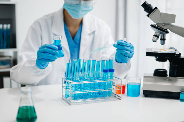 Современная медицинская лаборатория. женщина-ученый, работающая с микропипетами, анализирующими биохимические образцы, передовая научно-химическая лаборатория медицины.