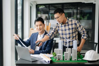 Emlak sektörü. Emlakçı ev tasarımını ve ofisteki alım anlaşmasını görmek için ev tarzını anlatıyor.