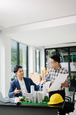 Mühendis Ekibi Toplantısı, proje planı toplantısı üzerinde çalışmak şirket ofisindeki model binası üzerinde ortakla çalışmak. Asya endüstrisi profesyonel takımı