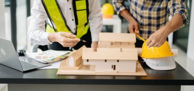 Mühendis takım çalışması, işyerlerindeki inşaat projeleri hakkında danışmanlık yapmak için çok çalışıyor.