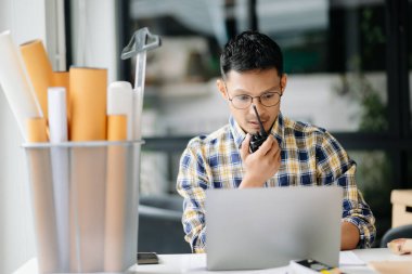 İşadamı, ofisteki inşaat alanında mimari proje üzerinde çalışıyor.