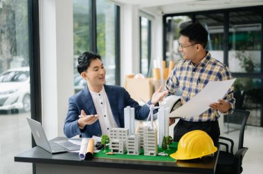 Mühendis Ekibi Toplantısı, proje planı toplantısı üzerinde çalışmak şirket ofisindeki model binası üzerinde ortakla çalışmak. Asya endüstrisi profesyonel takımı