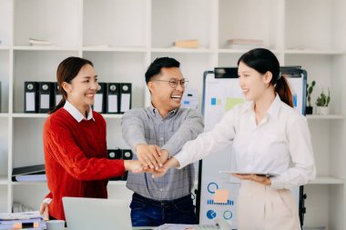 Konferans odasında yeni başlatılan projeyi iş ekibi kazandı