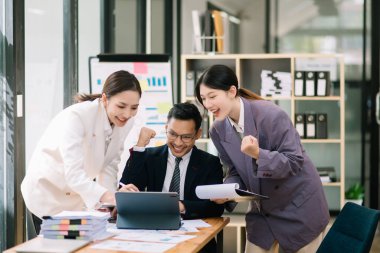 Yaratıcılık sektöründe tasarım planlama ile ilgili bir grup Asyalı iş toplantısı ofiste iş tartışması