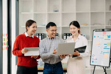 İş ekibi toplantı odasında tartışır. Laptop ve tabletle birlikte çalışmak. Finansal muhasebeci, planlamacı, toplantı, giriş konsepti.