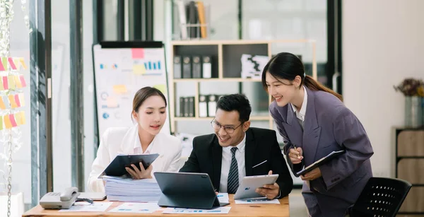 Yaratıcılık sektöründe tasarım planlama ile ilgili bir grup Asyalı iş toplantısı ofiste iş tartışması