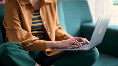 İş kadını elleri, sosyal ağ diyagramı olan dizüstü bilgisayarı merkez ofisteki koltukta konsept olarak kullanıyor.