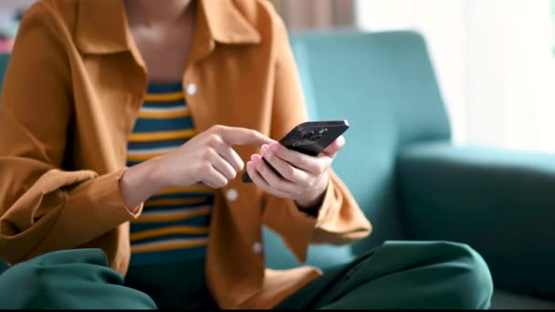 Corte Imagens Jovem Empresária Usando Smartphone Sentado Sofá — Vídeo de Stock