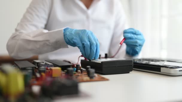 電子工学の技術者 電子工学の修理 電子工学の測定およびテスト 修理および維持の概念は店で点検し 改善するために電圧計を使用します — ストック動画