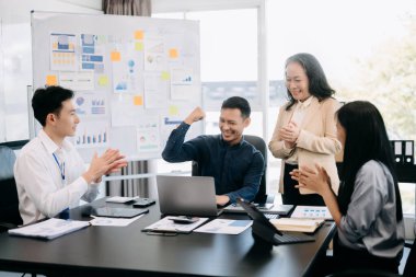 İş dünyası modern ofisteki konferans odasında yeni başlangıç projesini kazandı.