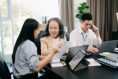 Ofisteki iş arkadaşları gündelik bir konuşma yapıyorlar. Konferans odasında bir grup iş adamı konferans odasında yeni bir başlangıç projesinde oturuyorlar.