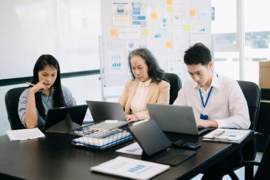 Ofisteki iş arkadaşları gündelik bir konuşma yapıyorlar. Konferans odasında bir grup iş adamı konferans odasında yeni bir başlangıç projesinde oturuyorlar.