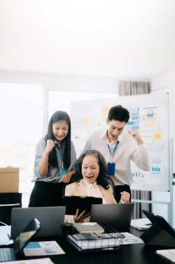 İş dünyası modern ofisteki konferans odasında yeni başlangıç projesini kazandı.