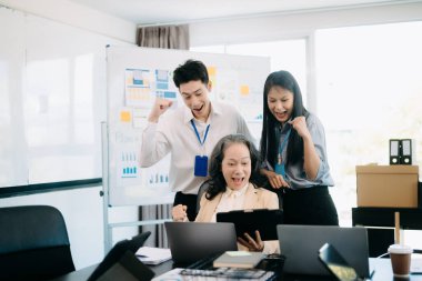 İş dünyası modern ofisteki konferans odasında yeni başlangıç projesini kazandı.