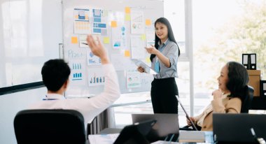 İş ekibi toplantı odasında tartışır. Masa başı muhasebeci, planlamacı, toplantı ve tanıtım konseptinde birlikte çalışıyoruz. Ofiste.