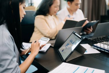 Nazik yönetici yönetici, Asyalı bayan pazarlama yöneticisiyle iş çözümlerini paylaşır ve tartışır..