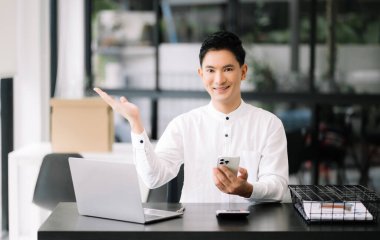 Bir ofis masasında, vergi, rapor, muhasebe, istatistik ve analitik araştırma konseptinde matematik finansmanı yapmak için dizüstü bilgisayar kullanan bir iş adamı.