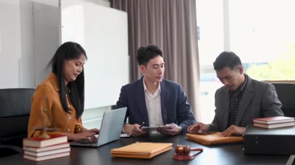 Азіатські Бізнесмени Юристи Обговорюють Контрактні Документи Сидячи Столом Концепції Права — стокове відео