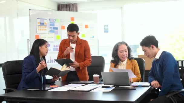 Pengusaha Bahagia Sambil Berkolaborasi Pada Proyek Baru Kantor Kelompok Pengusaha — Stok Video