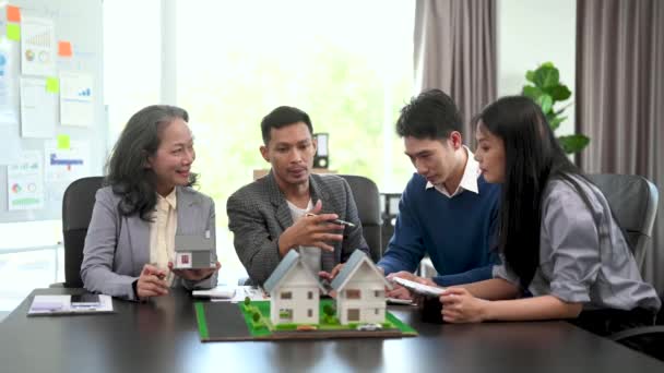 Een Echtpaar Ondertekent Een Huurovereenkomst Met Een Makelaar Huiseigenaar Koopt — Stockvideo