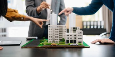 Apartman dairesi almayı seçen müşteriler ve banka satın almak için krediyi onaylıyor. Ofisteki banka konseptinden apartman dairesi ve konut kredisi faizi oranı