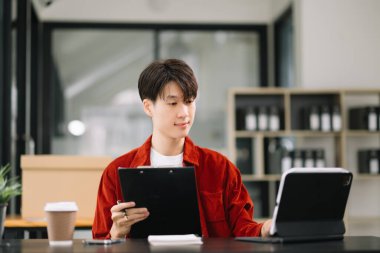  İşadamı yöneticisi dijital tablete bakıyor çevrimiçi webinar eğitimi izliyor ya da ofiste pazar araştırması yaparak sanal toplantı video konferansı yapıyor..