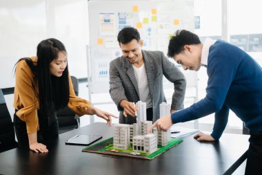 Apartman dairesi almayı seçen müşteriler ve banka satın almak için krediyi onaylıyor. Ofisteki banka konseptinden apartman dairesi ve konut kredisi faizi oranı