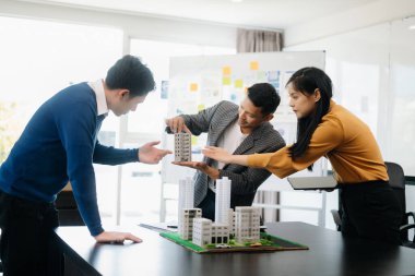 Apartman dairesi almayı seçen müşteriler ve banka satın almak için krediyi onaylıyor. Ofisteki banka konseptinden apartman dairesi ve konut kredisi faizi oranı