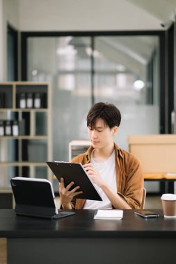  İşadamı yöneticisi dijital tablete bakıyor çevrimiçi webinar eğitimi izliyor ya da ofiste pazar araştırması yaparak sanal toplantı video konferansı yapıyor..