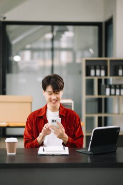  İşadamı yöneticisi dijital tablete bakıyor çevrimiçi webinar eğitimi izliyor ya da ofiste pazar araştırması yaparak sanal toplantı video konferansı yapıyor..