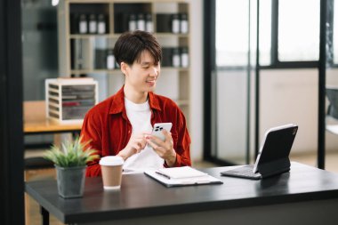  İşadamı yöneticisi dijital tablete bakıyor çevrimiçi webinar eğitimi izliyor ya da ofiste pazar araştırması yaparak sanal toplantı video konferansı yapıyor..