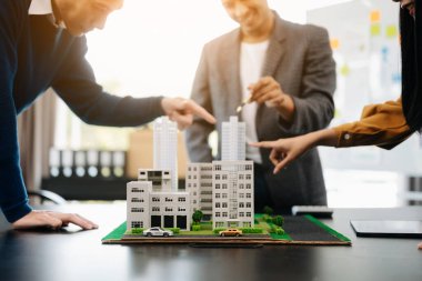 Apartman dairesi almayı seçen müşteriler ve banka satın almak için krediyi onaylıyor. Ofisteki banka konseptinden apartman dairesi ve konut kredisi faizi oranı