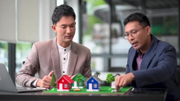 Eine Balance Immobiliensektor Der Immobilienmakler Erklärt Den Hausstil Den Hausentwurf — Stockvideo