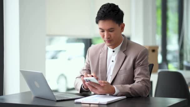 Pria Bisnis Muda Yang Bekerja Kantor Dengan Laptop Dan Smartphone — Stok Video