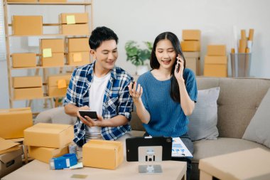 Küçük işletme girişimcisi KOBİ-serbest çalışan erkek ve kadın ev ofisi, kutular, tablet çevrimiçi, pazarlama, paketleme, dağıtım, e-ticaret konsepti