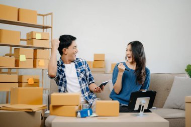 Küçük işletme girişimcisi KOBİ-serbest çalışan erkek ve kadın ev ofisi, kutular, tablet çevrimiçi, pazarlama, paketleme, dağıtım, e-ticaret konsepti