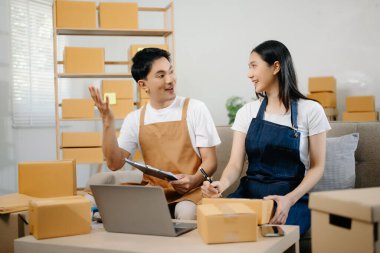 İnternetten sipariş edilen iki çek. Ev işlerinde serbest çalışan ürünler satıyorlar. Pazarlama, ambalaj, konsept. Evdeki kanepede küçük işletmeler kuran KOBİ sahipleri