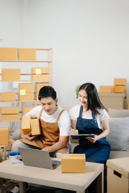 İnternetten sipariş edilen iki çek. Ev işlerinde serbest çalışan ürünler satıyorlar. Pazarlama, ambalaj, konsept. Evdeki kanepede küçük işletmeler kuran KOBİ sahipleri