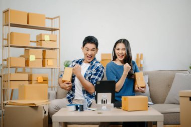 Küçük işletme girişimcisi KOBİ-serbest çalışan erkek ve kadın ev ofisi, kutular, tablet çevrimiçi, pazarlama, paketleme, dağıtım, e-ticaret konsepti