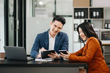 Modern ofiste birlikte çalışan başarılı iş adamlarının portresi. Ofiste çift çalışması başlangıç konsepti