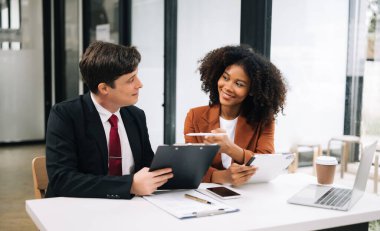 İşletme ekibi konferans odasında yeni başlangıç projesini kazandı.