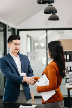 İş ortaklığı tokalaşma kavramı. Fotoğraf iki iş arkadaşının el sıkışma süreci. Harika bir toplantıdan sonra başarılı bir anlaşma.
