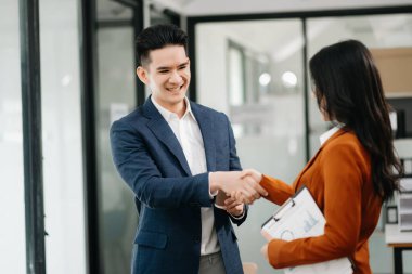 İş ortaklığı tokalaşma kavramı. Fotoğraf iki iş arkadaşının el sıkışma süreci. Harika bir toplantıdan sonra başarılı bir anlaşma.