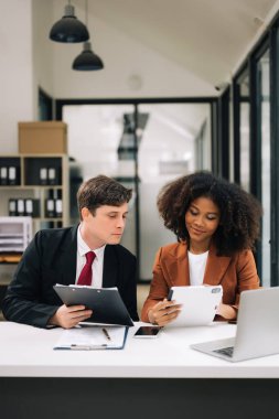 İşletme ekibi konferans odasında yeni başlangıç projesini kazandı.