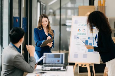 Ofisteki iş arkadaşları gündelik bir konuşma yapıyorlar. Konferans odasında bir grup iş adamı konferans odasında yeni bir proje üzerinde oturuyorlar.