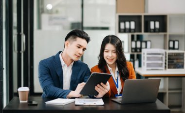 Modern ofiste birlikte çalışan başarılı iş adamlarının portresi. Ofiste çift çalışması başlangıç konsepti