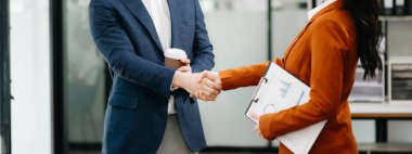 İş ortaklığı tokalaşma kavramı. Fotoğraf iki iş arkadaşının el sıkışma süreci. Harika bir toplantıdan sonra başarılı bir anlaşma.