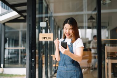 Küçük işletme sahibi başarılı bir kadın kafe restoranında duruyor. Kadın kahveci kafe sahibi.. 