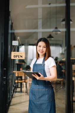 Küçük işletme sahibi başarılı bir kadın kafe restoranında duruyor. Kadın kahveci kafe sahibi.. 